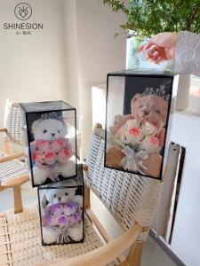 32125 Crown sweater bear flower box